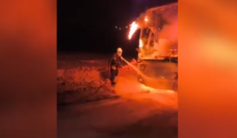 Hatay’ın Antakya ilçesinde seyir halindeki bir yolcu otobüsünün ön kısmında