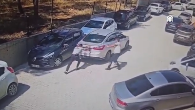 Hatay’ın Kırıkhan ilçesinde bir sağlık merkezinin otoparkında sürücüsü bulunmadığı halde