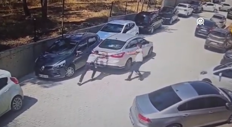 Hatay’ın Kırıkhan ilçesinde bir sağlık merkezinin otoparkında sürücüsü bulunmadığı halde