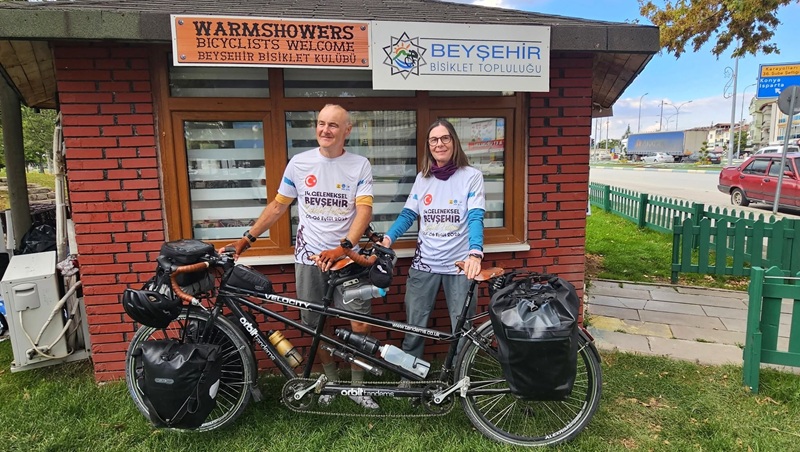 İngiliz Andrew ve Alison Bourne çifti, iki kişinin birlikte pedal