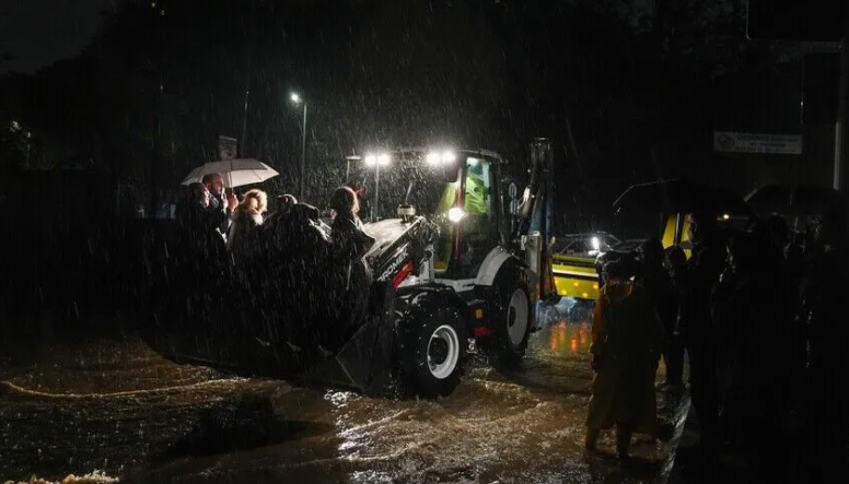 İstanbul'da 14 Ekim Çarşamba akşamı şiddetini artıran sağanak yağış, birçok