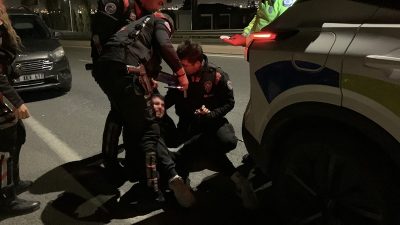 Kayseri’nin Melikgazi ilçesinde polisin “dur” ihtarına uymayarak hafif ticari araçla