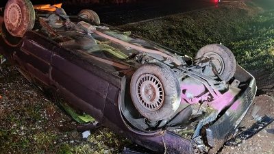 Konya’nın Beyşehir ilçesinde kontrolden çıkan otomobilin refüje devrilerek ters dönmesi