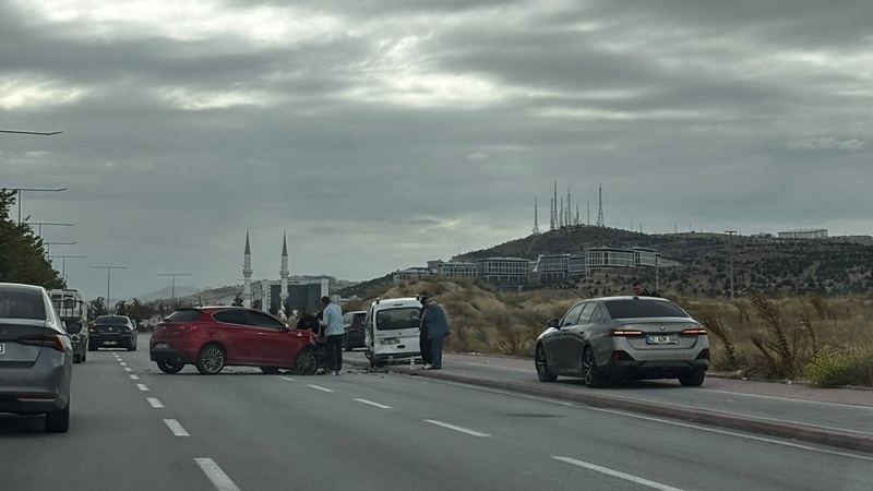 Konya’da bugün saat 12.40 sıralarında Abdülhamit Han Caddesi’nde iki aracın