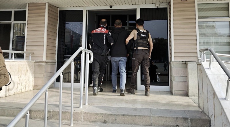 Kırıkkale’de haklarında farklı suçlardan kesinleşmiş hapis cezası bulunan 2 firari