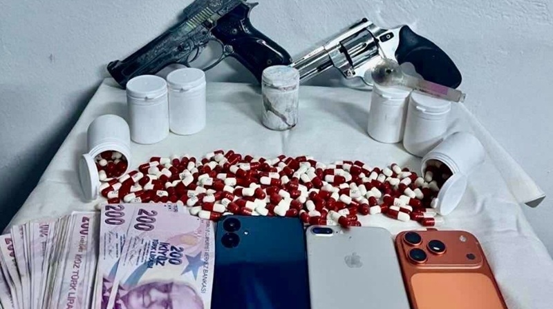 Kırşehir’de bir işletmeye düzenlenen uyuşturucu operasyonunda 348 sentetik uyuşturucu hap,