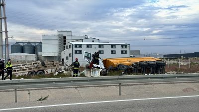 Konya'da Aksaray yolu üzerinde tırın aynı yönde ilerleyen kamyona arkadan