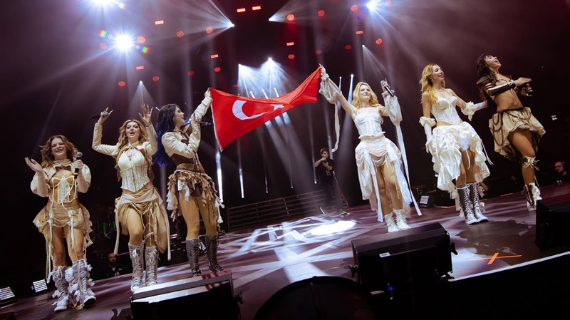 Türkiye'nin son dönemde dikkat çeken kız gruplarından Manifest, İngiltere'deki ilk