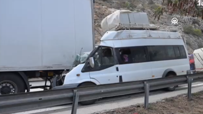 Mersin’in Tarsus ilçesinde tarım işçilerini taşıyan minibüs, bir otomobil ve