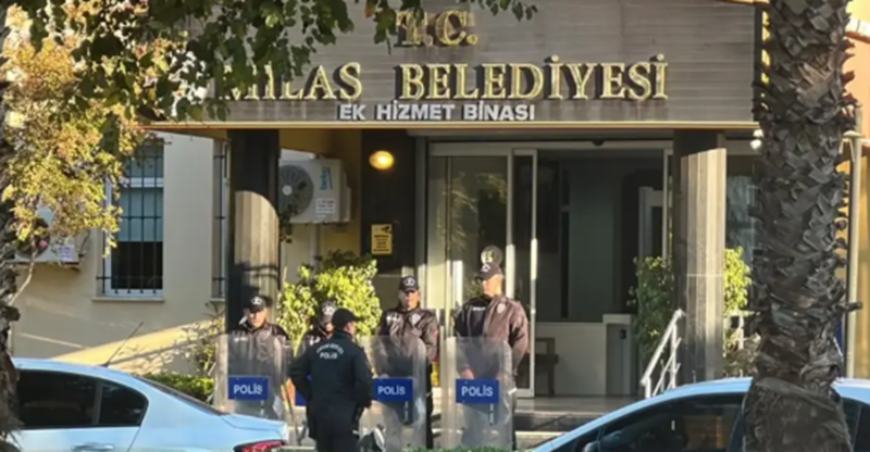 İçişleri Bakanlığı, Muğla'nın Milas ilçesinde Belediye Başkanı Fevzi Topuz'un görevden