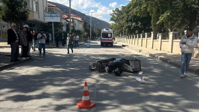 Konya’nın Akşehir ilçesinde iki otomobil ile bir motosikletin karıştığı zincirleme
