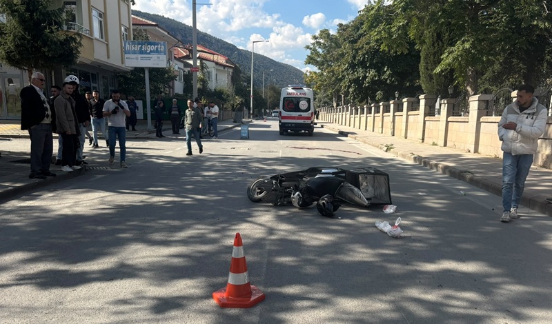 Konya’nın Akşehir ilçesinde iki otomobil ile bir motosikletin karıştığı zincirleme