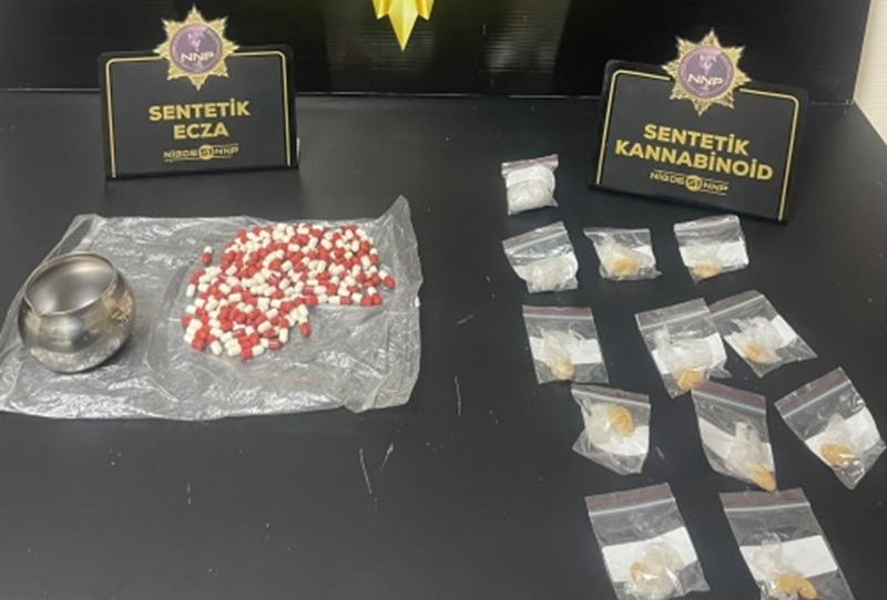 Niğde’de uyuşturucu satıcılarına yönelik düzenlenen “Sokaklar Güvende” operasyonunda gözaltına alınan