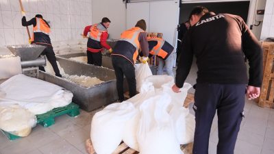 Konya'nın Akşehir ilçesinde usulsüz peynir üretimi yapıldığı ihbarı üzerine bir