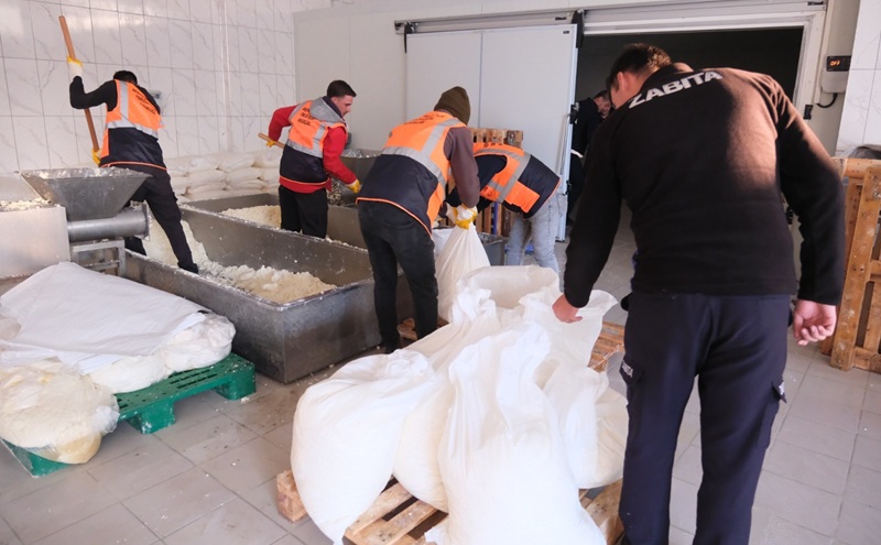 Konya'nın Akşehir ilçesinde usulsüz peynir üretimi yapıldığı ihbarı üzerine bir