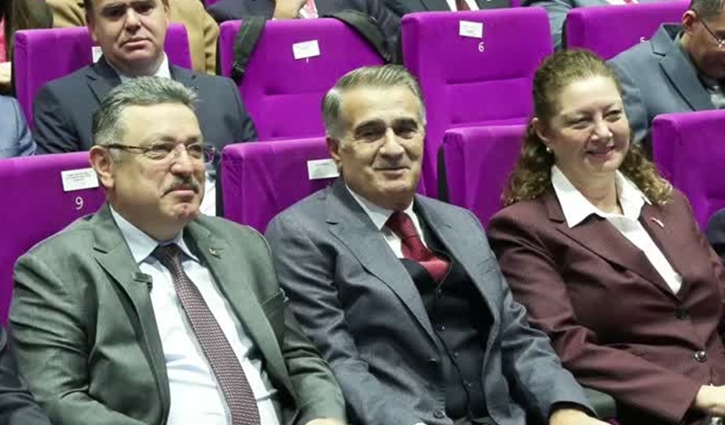 A Milli Futbol Takımı'nı 2002 FIFA Dünya Kupası'nda dünya üçüncülüğüne