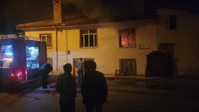 Konya'nın Seydişehir ilçesinde iki katlı müstakil evde sobadan çıkan alevlerin