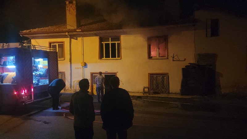 Konya'nın Seydişehir ilçesinde iki katlı müstakil evde sobadan çıkan alevlerin