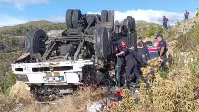 Antalya’nın Manavgat ilçesinde 42 plakalı tırın şarampole devrilmesi sonucu 53