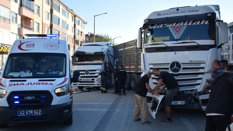 Konya’nın Kulu ilçesinde iki tır ile bir otomobilin karıştığı trafik